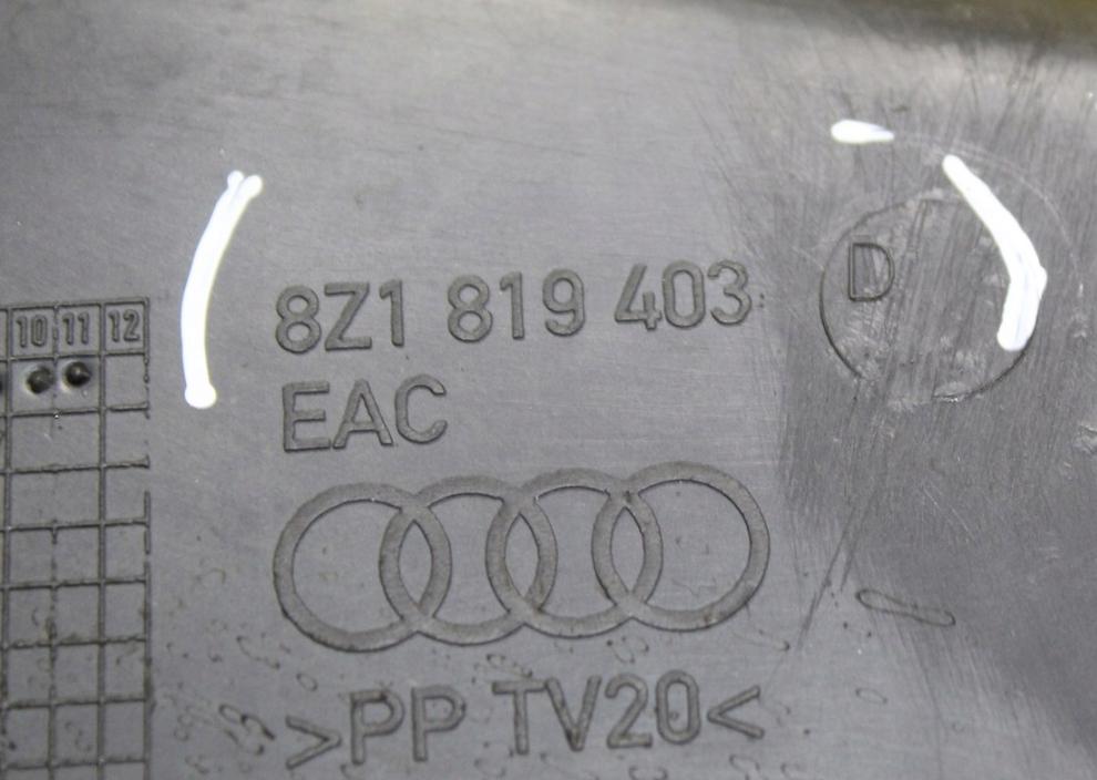 Audi A2 2002 55 kW Torpédo plast pod čelné okno 8Z1819403D