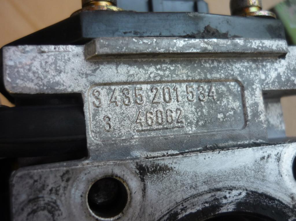 Audi 80 B4 1991-1994 karburátor 050133015M