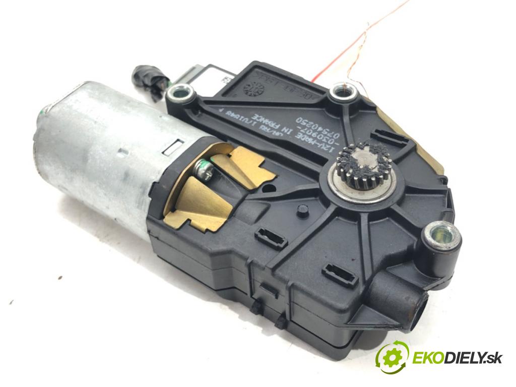 HONDA CR-V III (RE_) 2006 - 2022    2.0 i-VTEC (RE5, RE1) 110 kW [150 KM] benzyna 2007 - 2012  motorek střešního okna 70450-SMG-E010 (Motorky ovládání střešního okna)