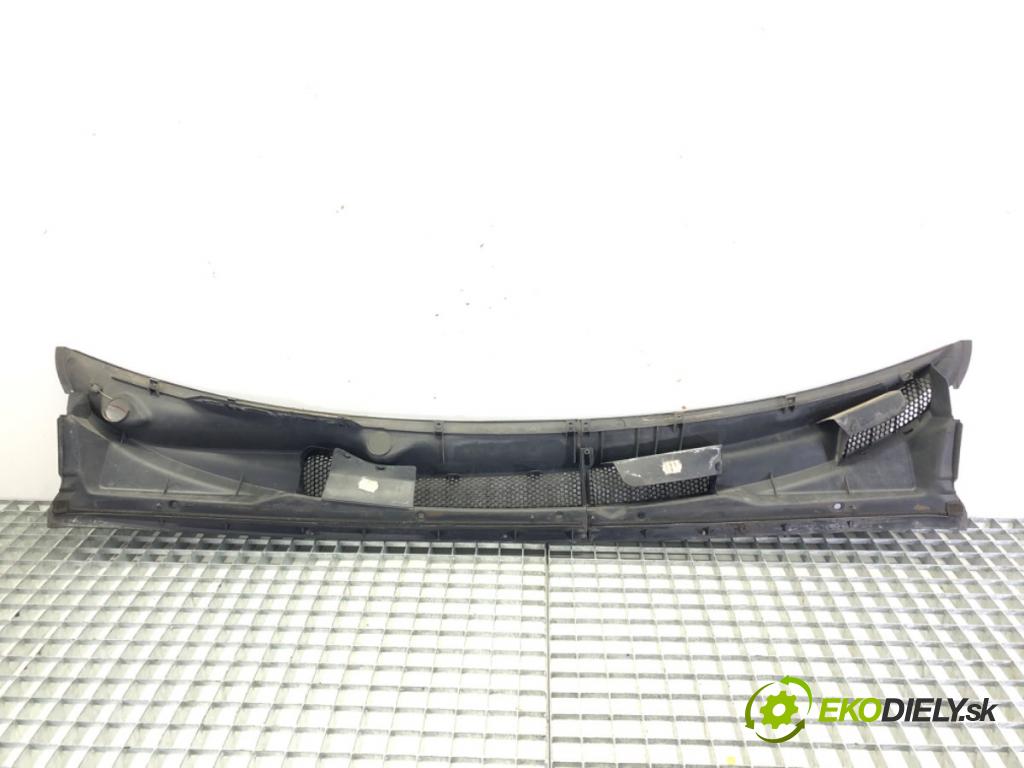 TOYOTA YARIS (_P1_) 1999 - 2005    1.0 (SCP10_) 48 kW [65 KM] benzyna 2003 - 2005  Torpédo, plast pod čelné okno 55782-ODO10/20 (Torpéda)