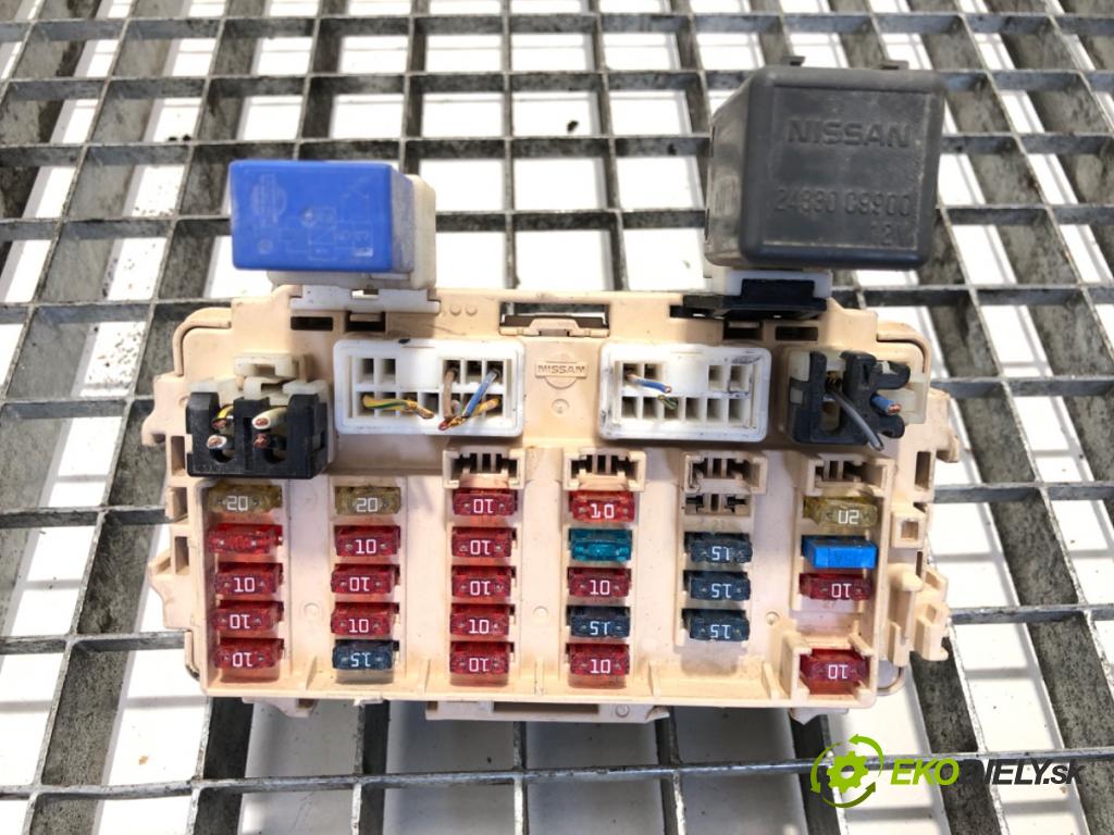 NISSAN X-TRAIL I (T30) 2001 - 2013    2.2 DCi FWD 84 kW [114 KM] olej napędowy 2001 - 2004  skříňka poistková  (Pojistkové skříňky)