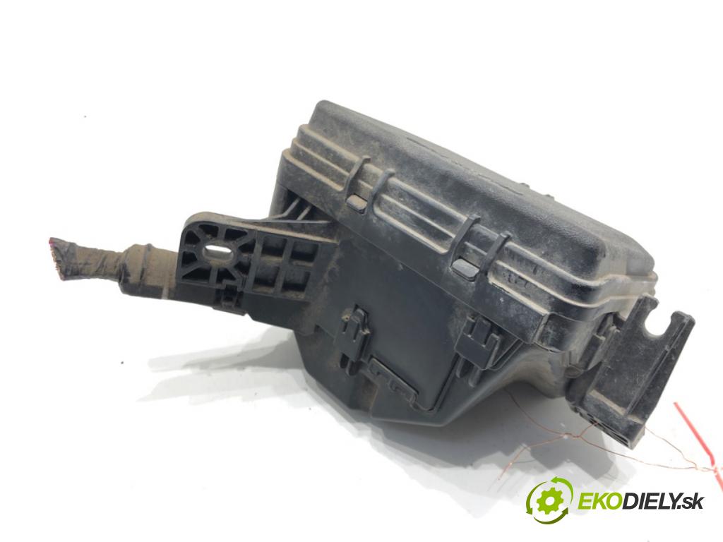 TOYOTA YARIS (_P13_) 2010 - 2022    1.4 D (NLP130_) 66 kW [90 KM] olej napędowy 2011 - 2022  skříňka poistková 82641-52060 (Pojistkové skříňky)