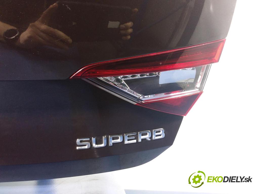 Skoda Superb 2016 zadní dveře kufra: kufr